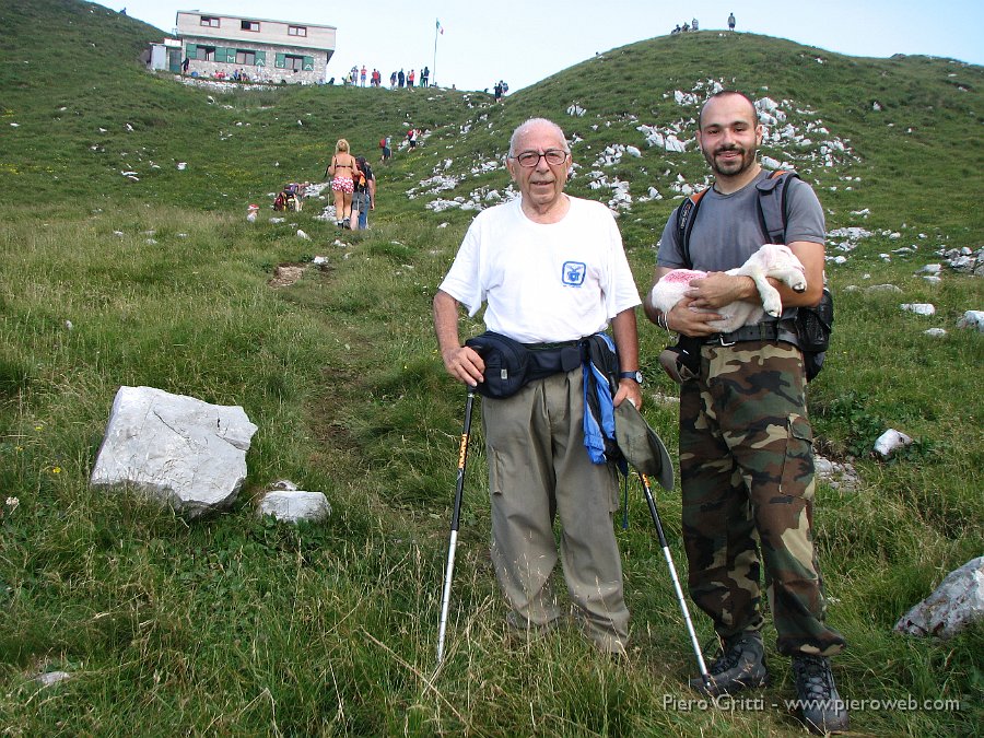 Menna3ag08 056.jpg - Claudio con l'agnellino e l'arzillo nonno posano in vista del Bivacco MAGA
